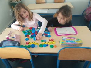 Les CP "grand-loup" jouent à "Bouchons-maths"