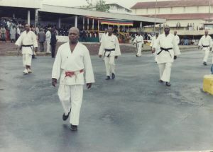 Sport – Karaté : Me Kazé Pierre, ceinture noire 7ème DAN de Karaté en tournée de remobilisation dans les arrondissements