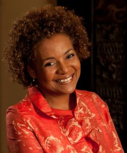 Michaëlle Jean a été élue Secrétaire générale de la Francophonie par les Chefs d’État et de gouvernement réunis au Sommet de Dakar