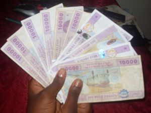 des billets de francs CFA