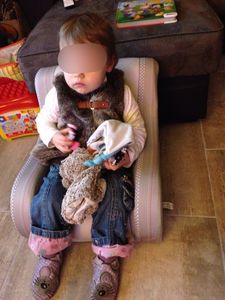 Poupette, enfant de 2 ans, regarde la TV