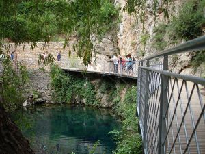 La source de Burle, puits vauclusien aux eaux d’un bleu profond