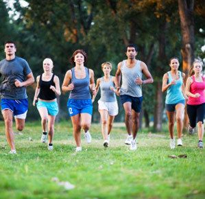 "METS TES BASKETS, ON VA COURIR"