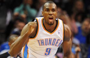 Le basketteur Serge Ibaka à l'espace Jarrot ce matin avec les enfants vulnérables
