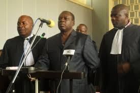 Ntsourou entre ses deux avocats