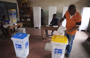 Un électeur de Goma glissant le bulletin dans l'urne en 2011
