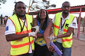 Une victime du massacre du 2 avril portée par des secouristes