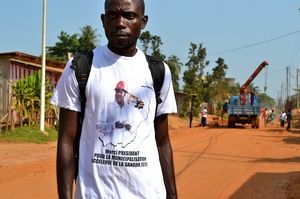 Eric, habitant de Ouesso avec le tee-shirt Sassou N'Guesso
