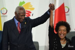Abdou Diouf passant la main à Michaëlle Jean