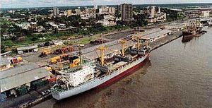 Ici, port de Douala
