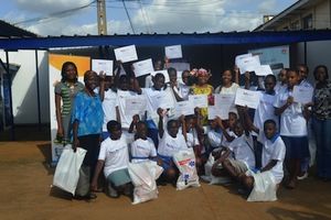 © Des filles avec leur diplôme de participation