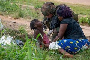 © Un Sangaris au secours d'une fillette près de sa mère