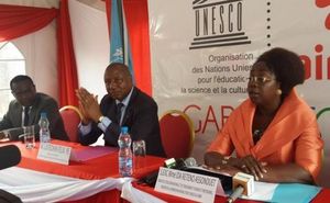 © Le ministre de l'Education nationale au centre