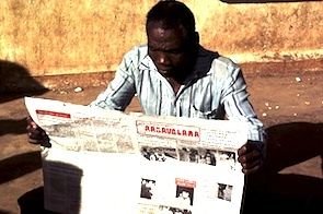 © Lecteur infatigable de journaux
