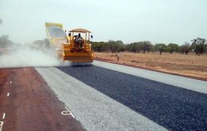 Des travaux de bitumage de la route
