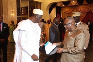 Le président IBK recevant le rapport du Vérificateur