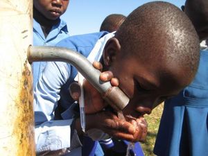 ©Enfant savourant l'eau potable