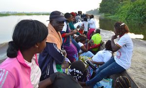 @Du monde entassé dans une pirogue de retour d'Oyo