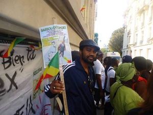 @Des manifestants devant l'ambassade