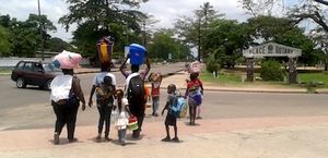 @Femmes et enfants quittant les quartiers sud