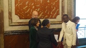 @Trésor Nzila recevant le Prix à Paris