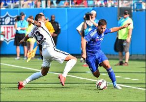 @Eden Hazard fonce sur Van Der Wiel
