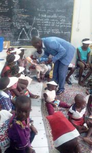 @ M. Akondzo distribuant les jouets