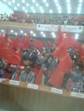 @Des militants ovationnant leur candidat