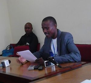 @Trésor Nzila présentant le rapport