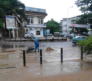 @Rond point Congo-Pharmacie couvert de boue
