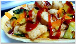 Barquitas mejicanas de verduras y pollo con salsa barbacoa