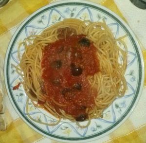 Spaghetti con olive nere e capperi