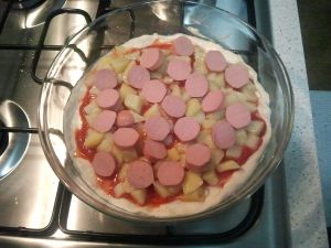 Pizza ripiena con wurstel e patate