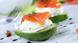 Aguacates rellenos de langostinos, mousse de queso y salmón ahumado