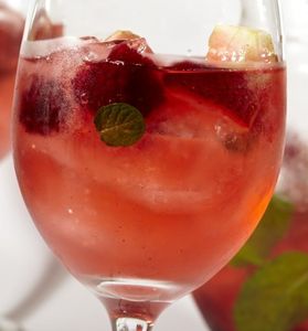 SANGRIA DE CAVA Y FRUTOS ROJOS