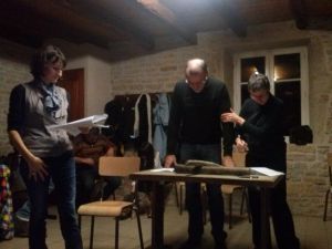 Les acteurs de la troupe occupent le devant de la scène