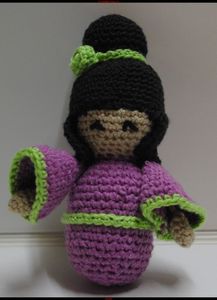 Poupée kokeshi au crochet