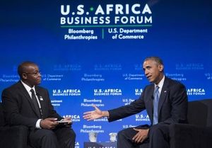 Le président américain Barack Obama (d) et l'entrepreneur du Zimbabwe Takunda Ralph Michael Chingonzo au sommet USA-Afrique qui rassemble plus de 40 chefs d'Etat et de gouvernements africains à Washington le 5 août
