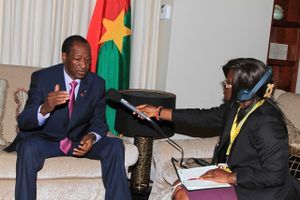 Blaise COMPAORE répondant aux questions de la journaliste Liliane Nyatché de BBC