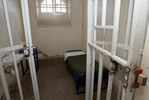 Depuis sa prison, il trompe sa femme avec son gardien.