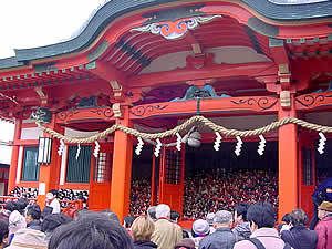 temple shinto décoré pour le festival