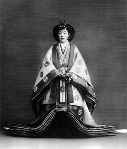 L'mpératrice Kojun (Nagako) en tenue officielle en 1928