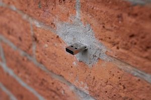 Why are there USB drives sticking out of the walls of New York buildings?_Dead Drops!