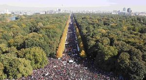 Hundreds of Thousands March in Berlin Against TTIP Trade Deal