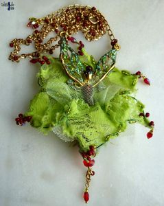 Fée avec Amour - Un collier bijou talisman au pendentif féérique digne d'un conte de Noël et sa boule à accrocher au sapin