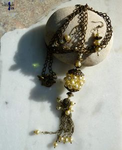 Sa Perle y Popette - Parure collier long sautoir et boucles d'oreille aux perles anciennes nacrées crème de style rétro