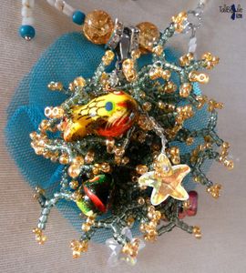 Mona Koariom - Collier en nacre au pendentif corallien peuplé de poissons et d'étoiles de mer