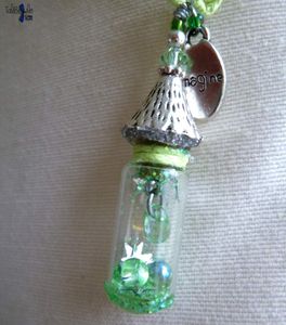 Larmes aux Nyeuses - Collier amulette au pendentif fiole miniature renfermant des larmes accordées et de la poussière magique