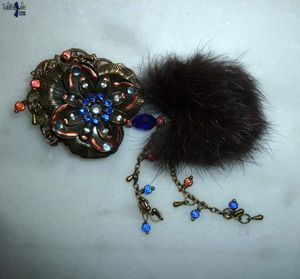 Marron Glacé - Broche vintage en laiton vieilli décorée de strass cristal et pompon en fourrure