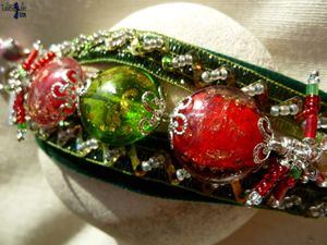 Archana - Bracelet manchette façon multi-rangs aux perles lampwork, agate et rocailles sur ruban velours